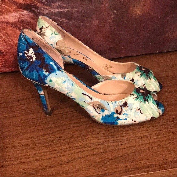 Multi colored heels. - Picture 3 of 7